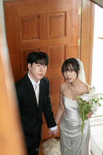 나무 문 앞에서 손을 잡은 세은과 형준