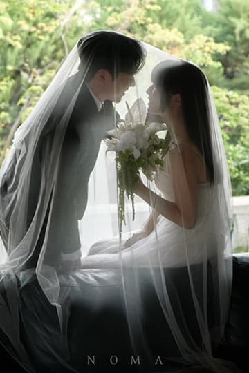 베일 아래 마주 선 세은과 형준