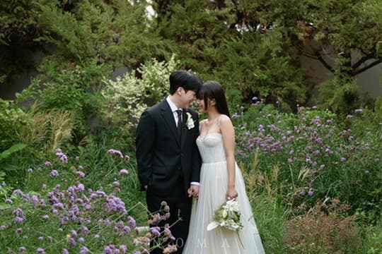 꽃이 핀 정원에서 이마를 맞댄 세은과 형준
