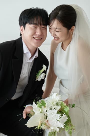 부케를 들고 함께 웃는 세은과 형준