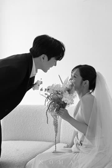 부케를 사이에 두고 마주 본 세은과 형준의 흑백 사진