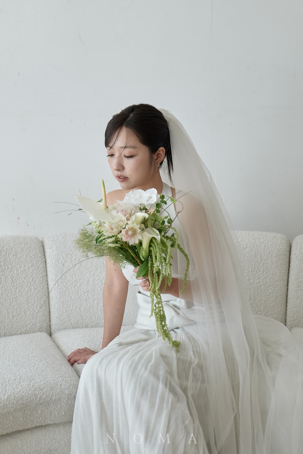 면사포를 쓰고 부케를 든 채 소파에 앉은 세은